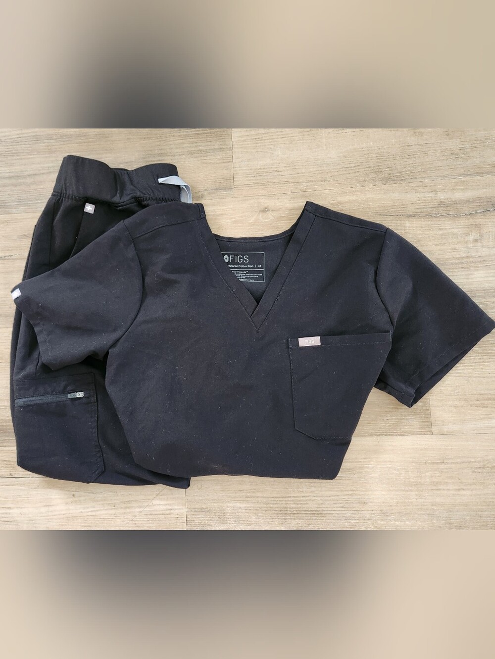 FIGS Women’s Black Medical Scrub Set. Top is a Med. Zamora Pants are Med. Petite